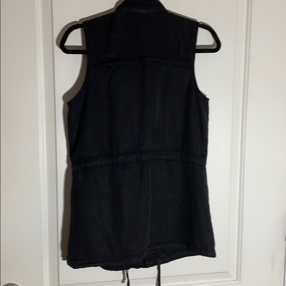 Black vest with pockets, tie, and hidden buttons - Picture 4 of 5
